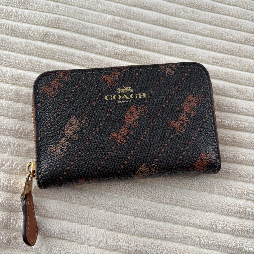 COACH ZIP AROUND COIN CASE WITH HORSE AND CARRIAGE DOT